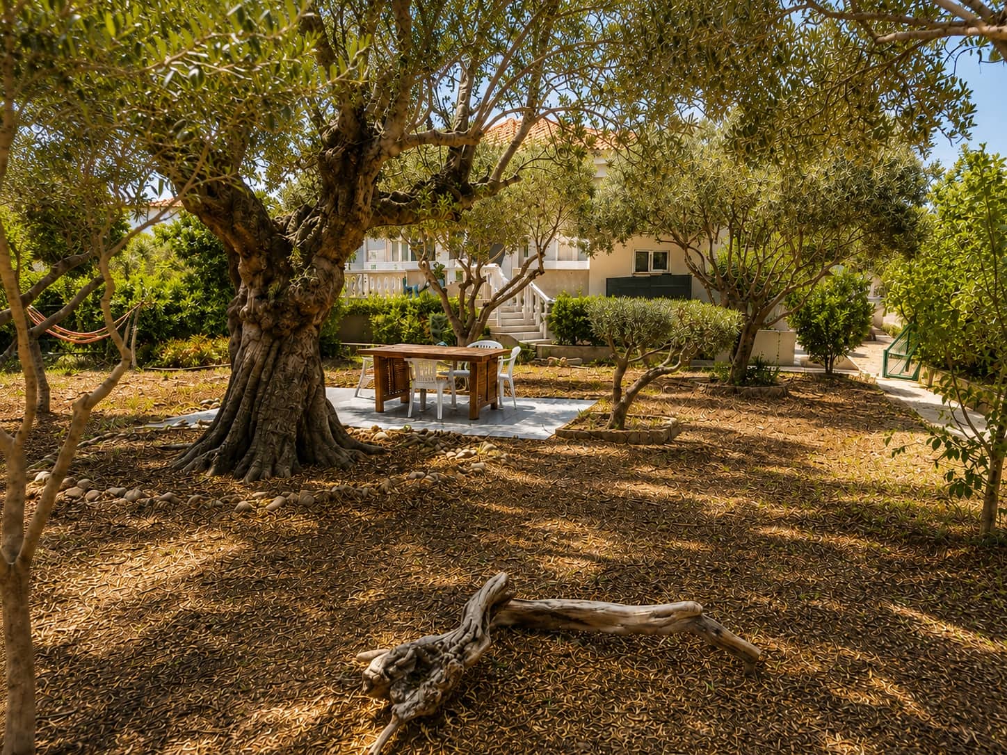 4 bedroom Villa for sale in Montroy with pool garage - € 259,000 (Ref: 9981806)