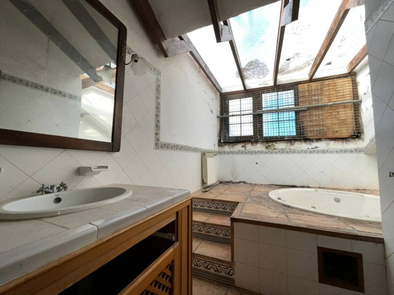 3 bedroom Villa for sale in Los Llanos de Aridane with garage - € 380,000 (Ref: 9460930)