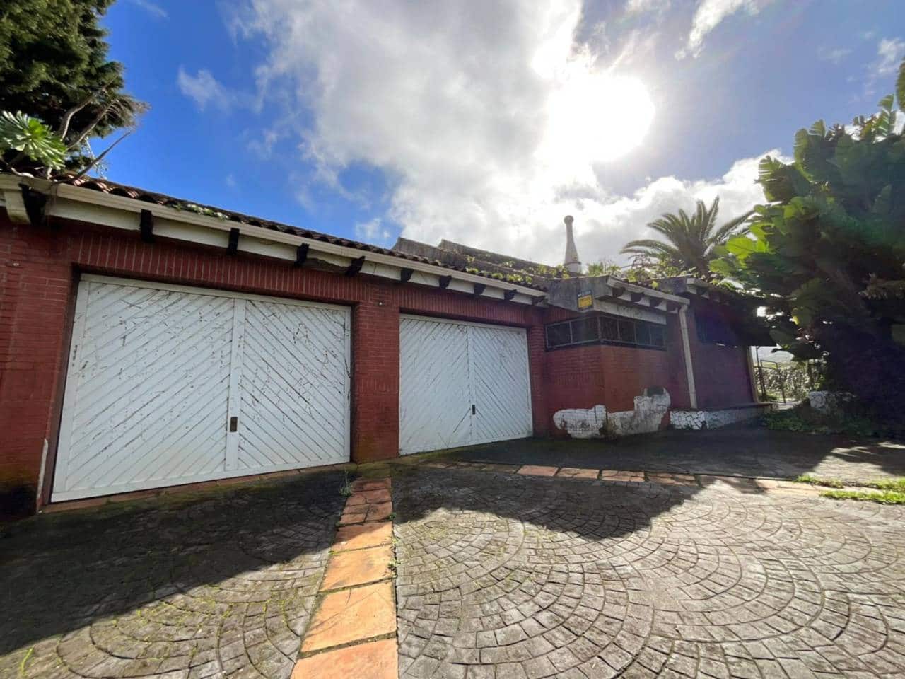 3 bedroom Villa for sale in Los Llanos de Aridane with garage - € 380,000 (Ref: 9460930)