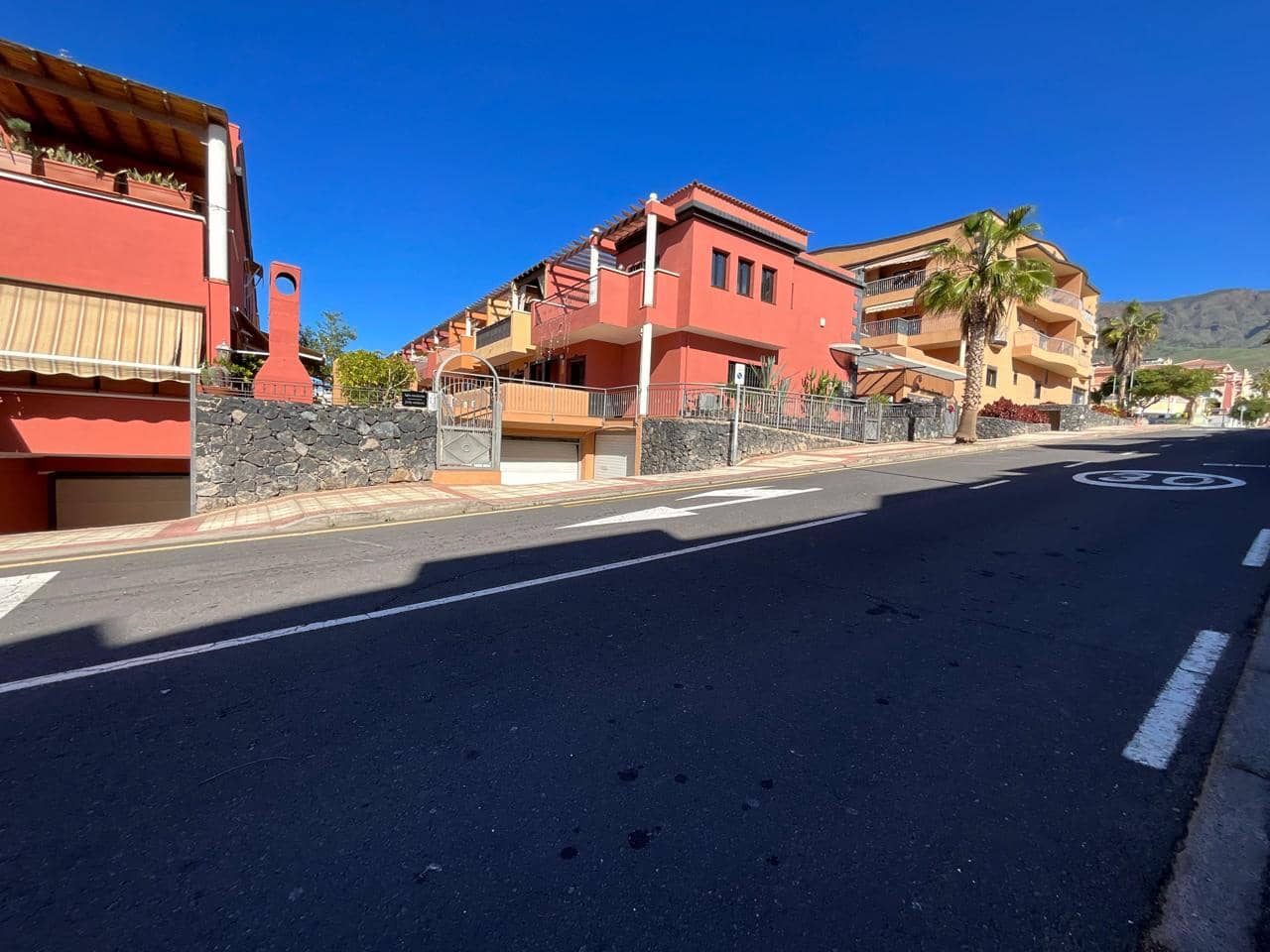 3 bedroom Villa for sale in Adeje with pool garage - € 780,000 (Ref: 9607063)