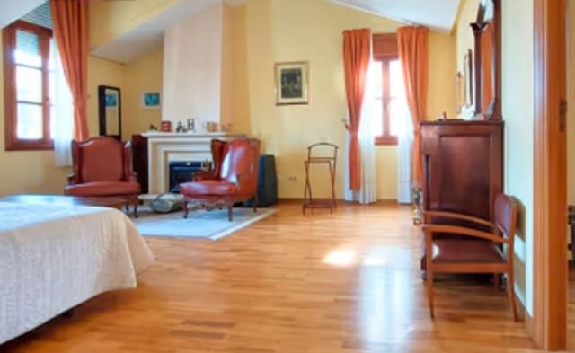 6 bedroom Villa for sale in Valladolid city with garage - € 560,000 (Ref: 9400110)