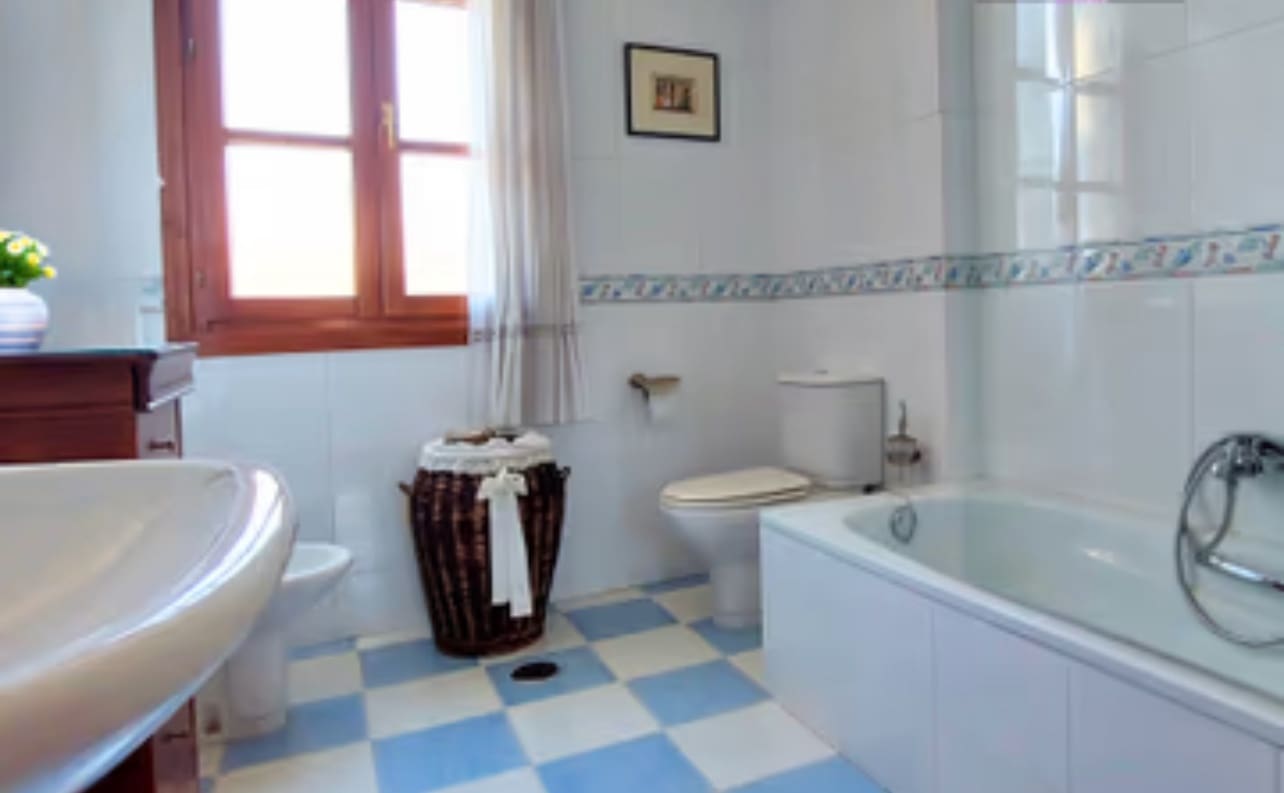 6 bedroom Villa for sale in Valladolid city with garage - € 560,000 (Ref: 9400110)