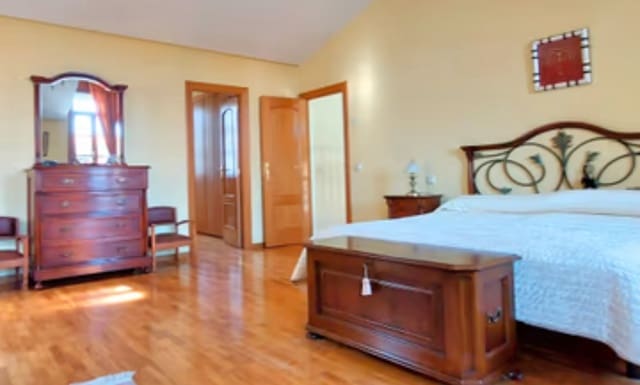 6 bedroom Villa for sale in Valladolid city with garage - € 560,000 (Ref: 9400110)