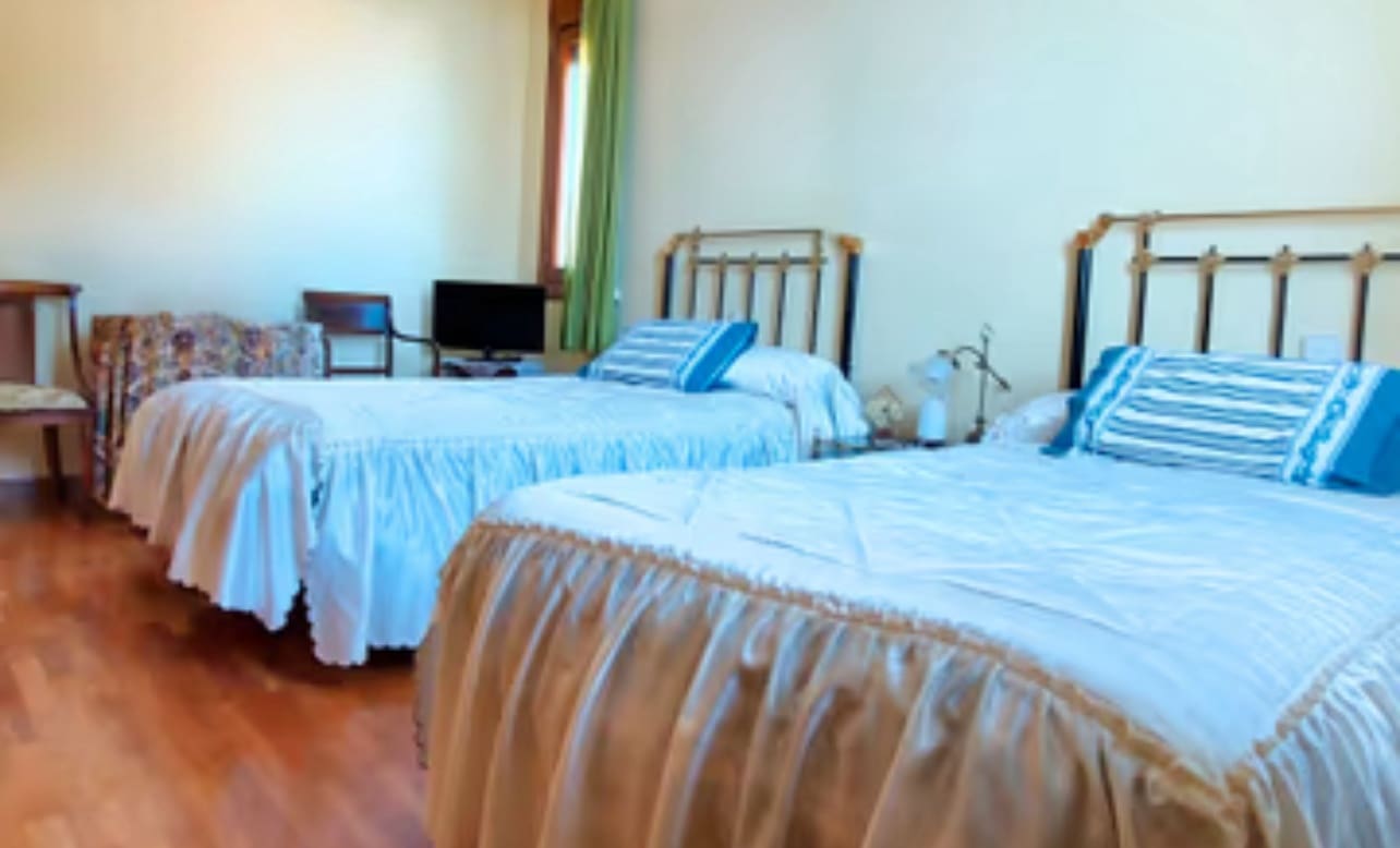 6 bedroom Villa for sale in Valladolid city with garage - € 560,000 (Ref: 9400110)