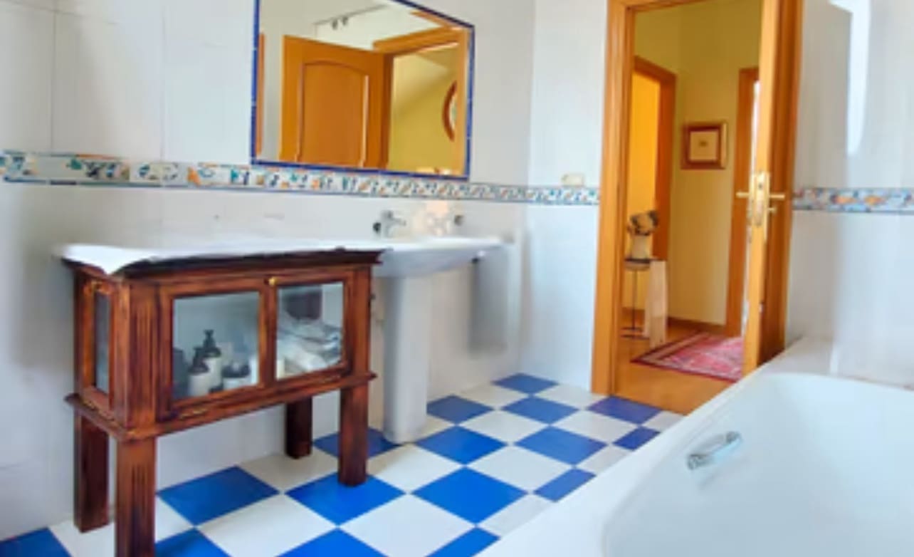 6 bedroom Villa for sale in Valladolid city with garage - € 560,000 (Ref: 9400110)