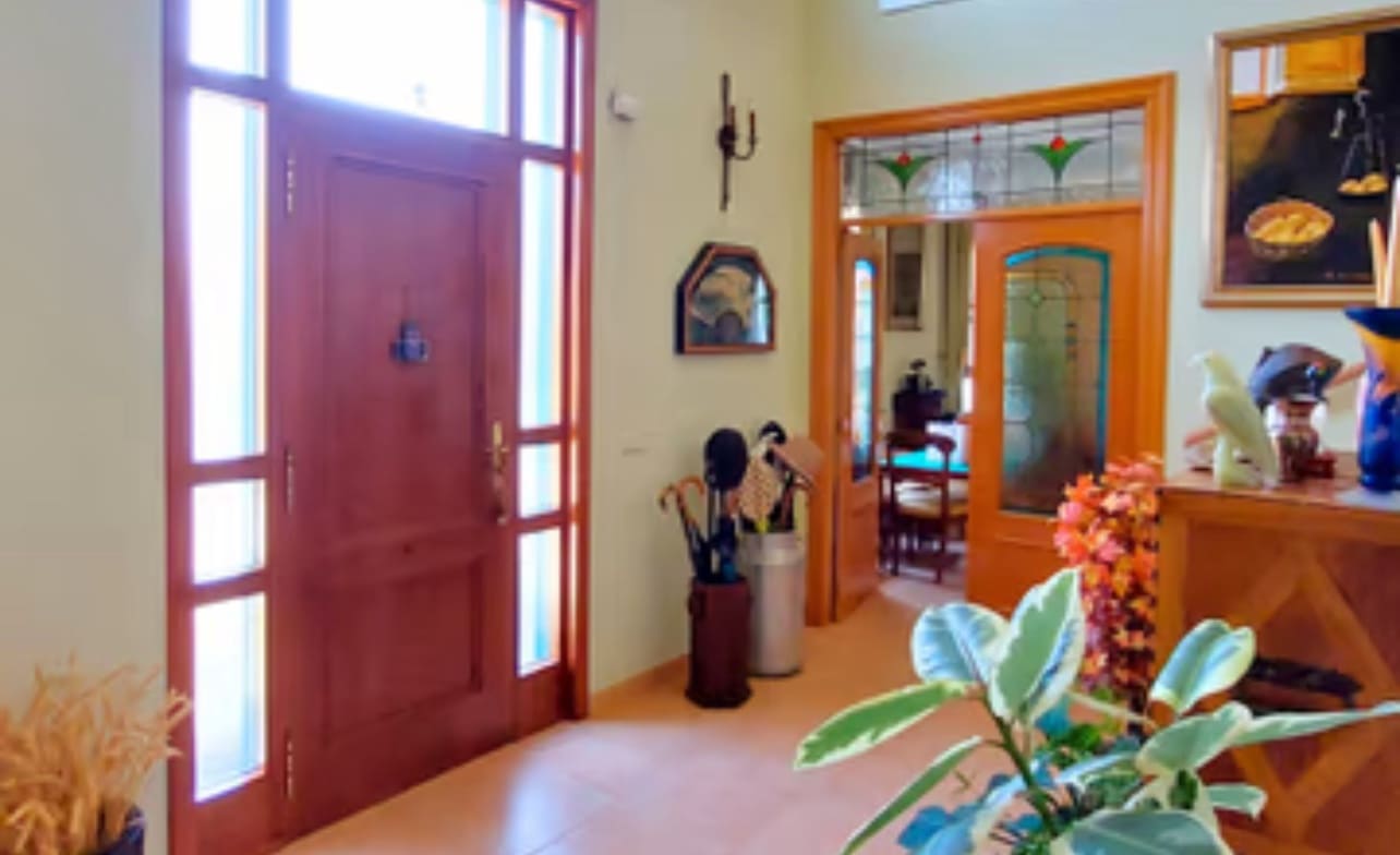 6 bedroom Villa for sale in Valladolid city with garage - € 560,000 (Ref: 9400110)