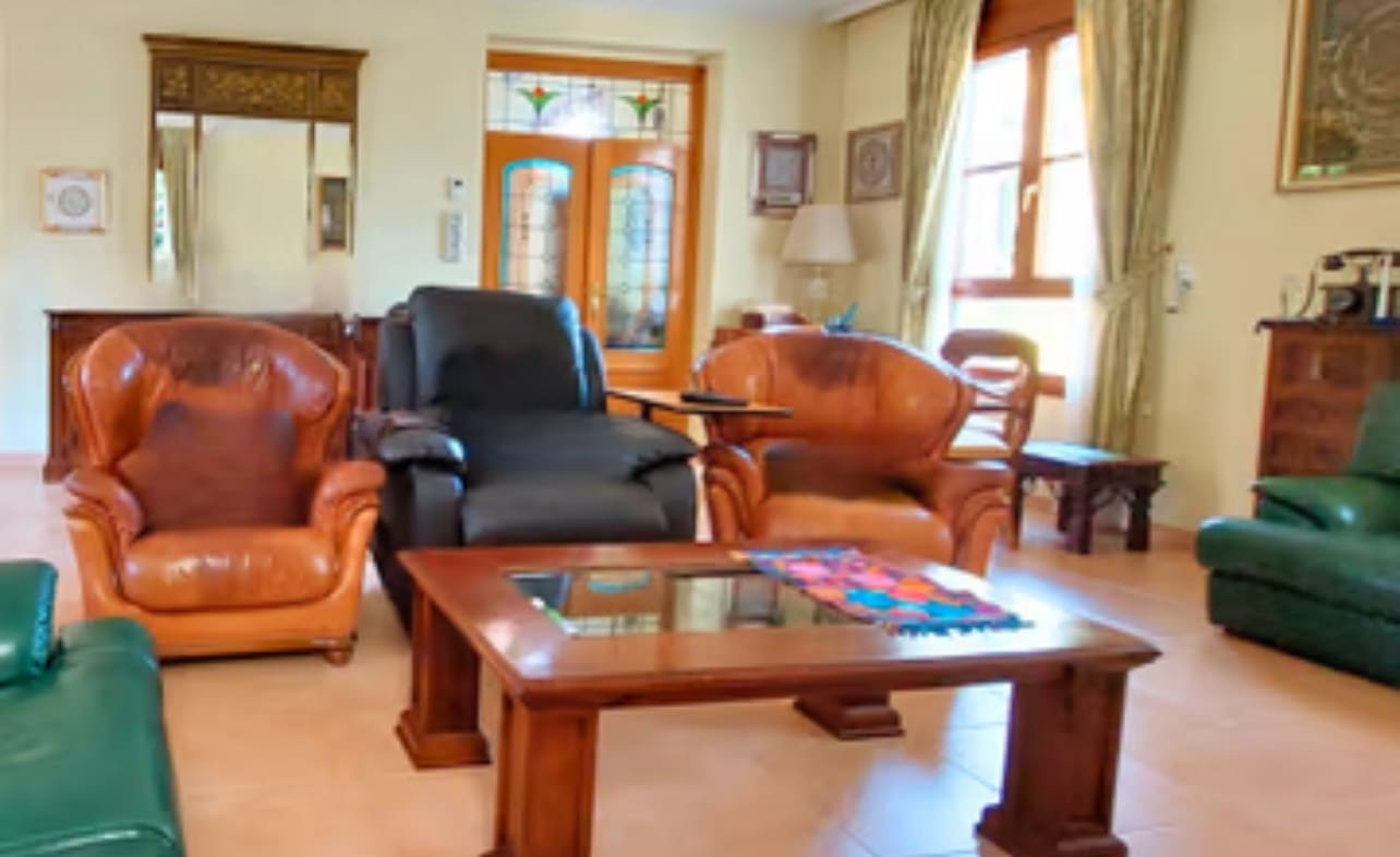 6 bedroom Villa for sale in Valladolid city with garage - € 560,000 (Ref: 9400110)