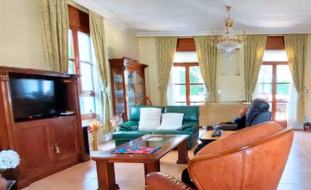 6 bedroom Villa for sale in Valladolid city with garage - € 560,000 (Ref: 9400110)