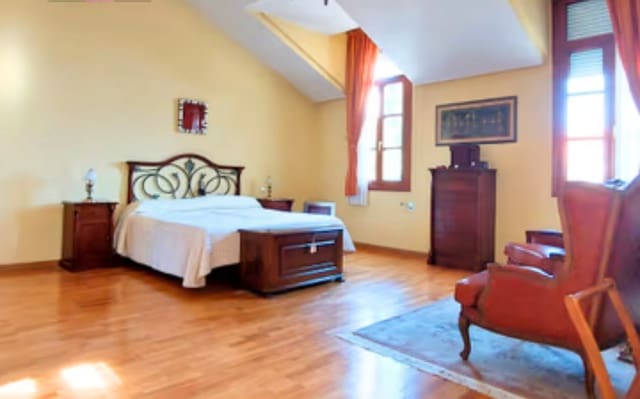 6 bedroom Villa for sale in Valladolid city with garage - € 560,000 (Ref: 9400110)