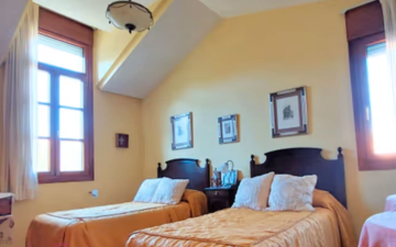 6 bedroom Villa for sale in Valladolid city with garage - € 560,000 (Ref: 9400110)