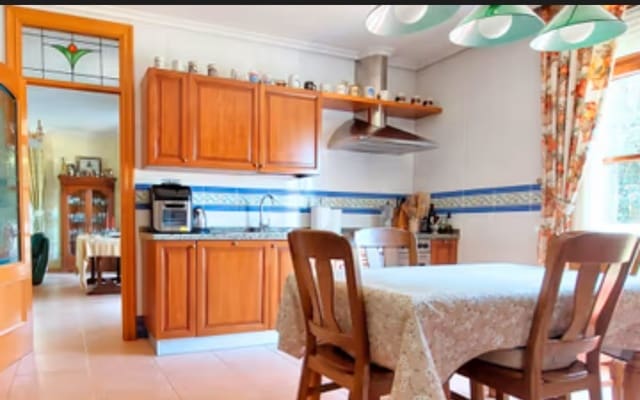 6 bedroom Villa for sale in Valladolid city with garage - € 560,000 (Ref: 9400110)