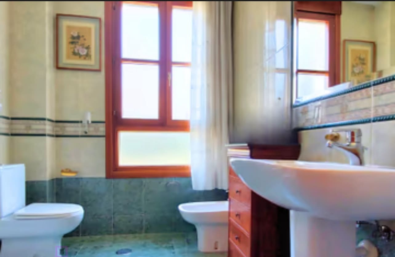 6 bedroom Villa for sale in Valladolid city with garage - € 560,000 (Ref: 9400110)