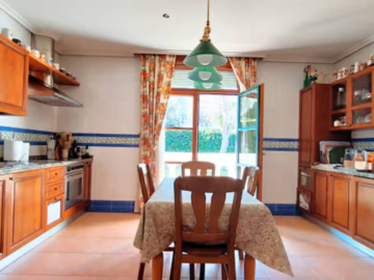 6 bedroom Villa for sale in Valladolid city with garage - € 560,000 (Ref: 9400110)