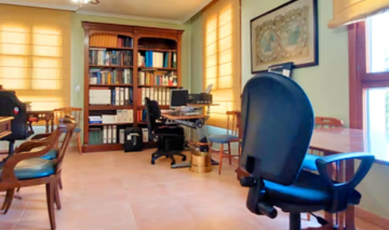 6 bedroom Villa for sale in Valladolid city with garage - € 560,000 (Ref: 9400110)