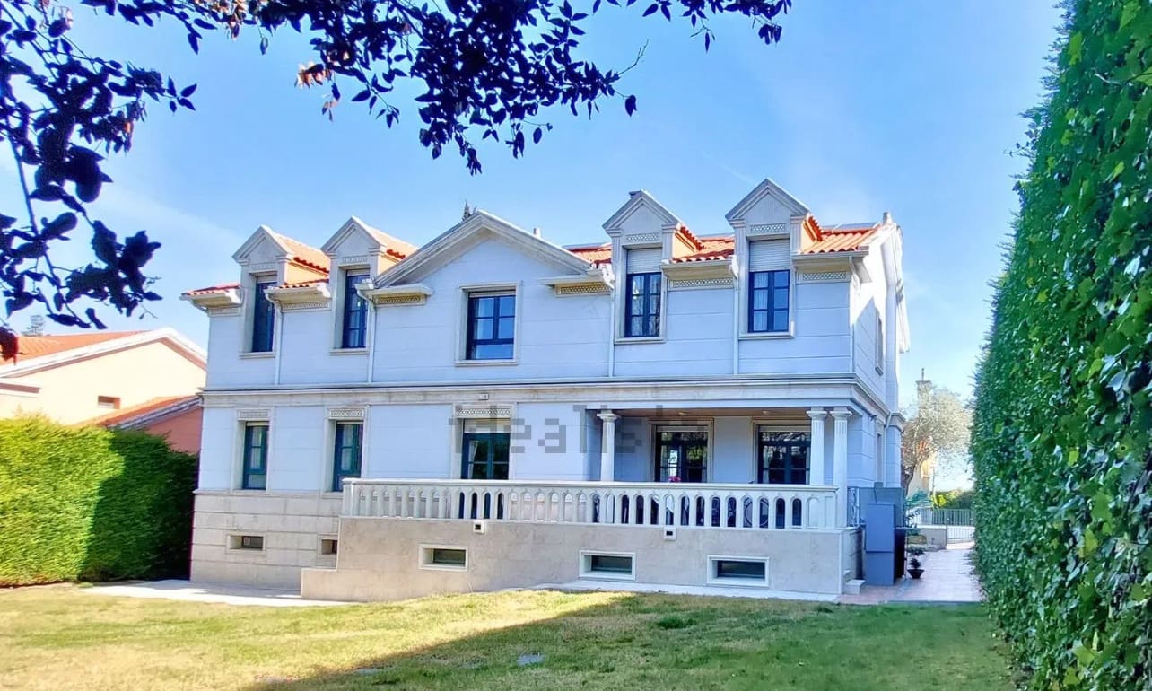 6 bedroom Villa for sale in Valladolid city with garage - € 560,000 (Ref: 9400110)