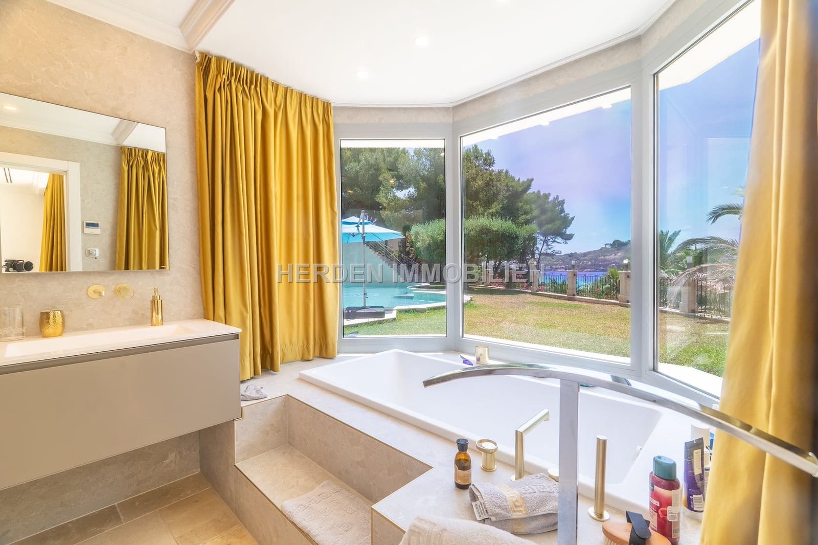 Chalet de 7 habitaciones en Calvià en venta con piscina - 6.950.000 € (Ref: 9734031)