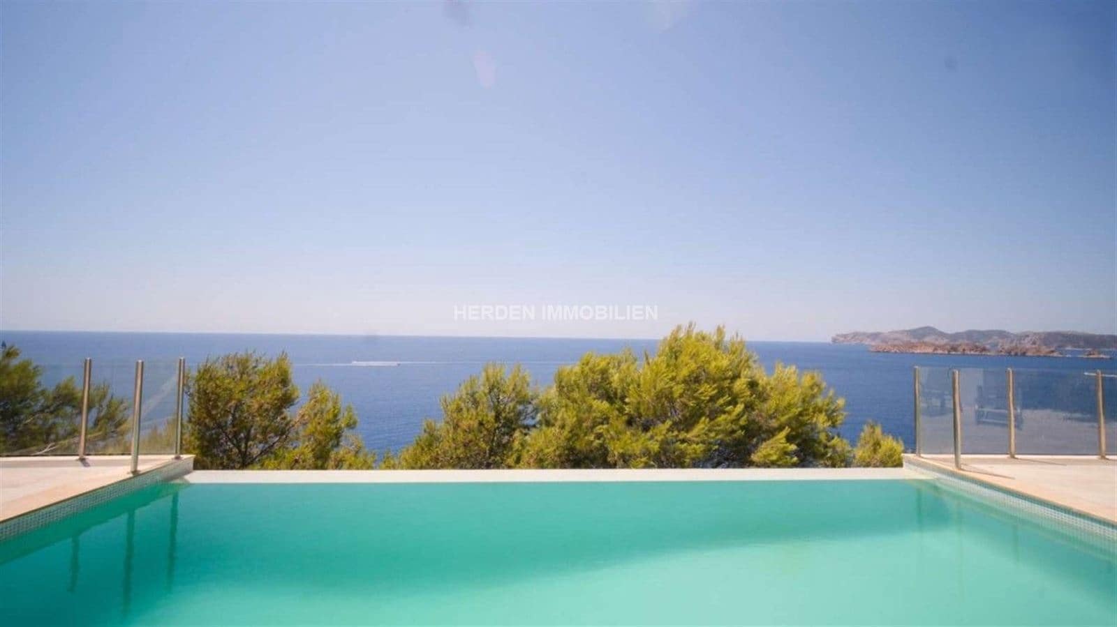 5 bedroom Villa for sale in Calvia with pool - € 3,950,000 (Ref: 9734039)