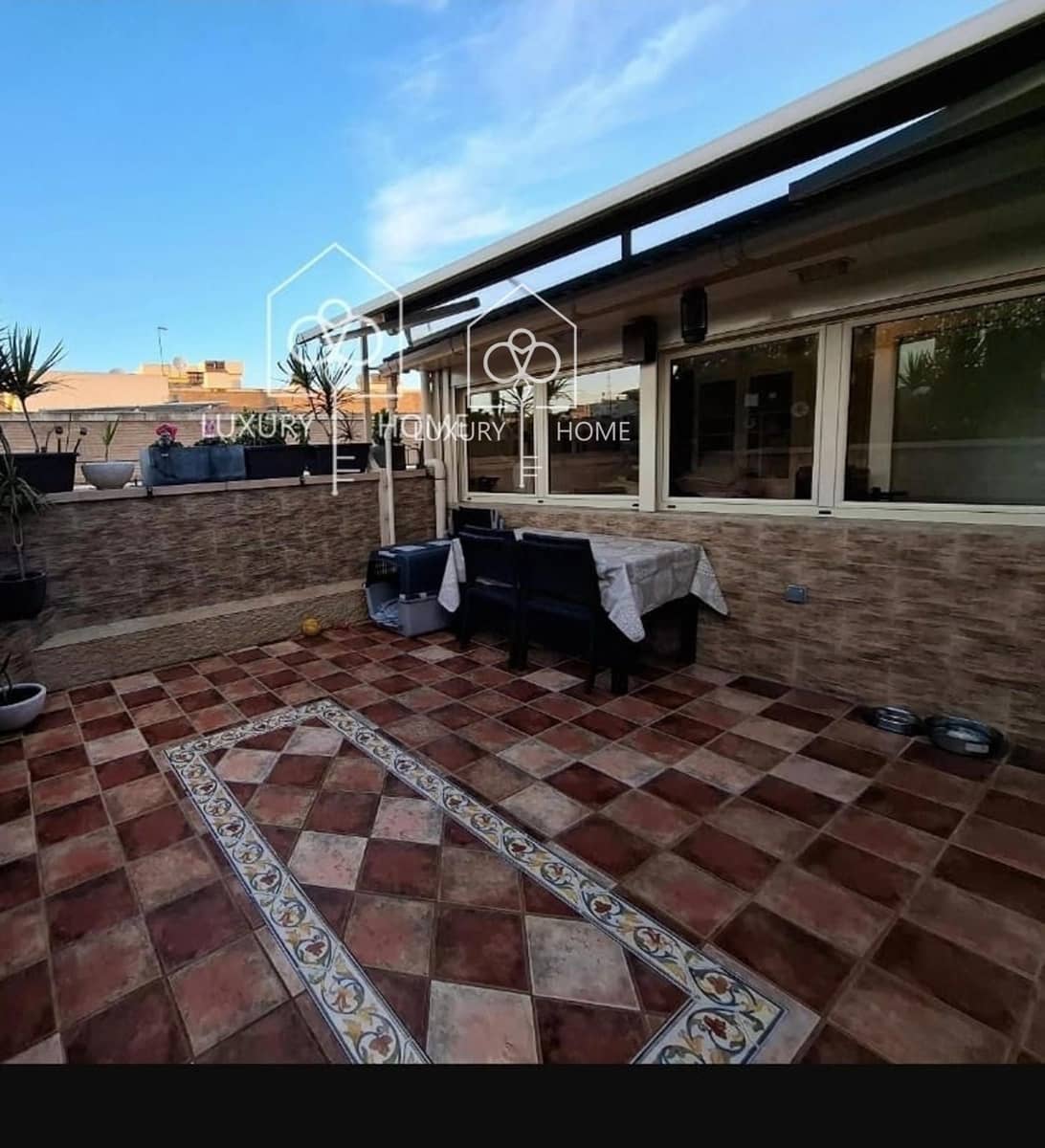 4 bedroom Penthouse for sale in L'Hospitalet de Llobregat with garage - € 699,500 (Ref: 9483950)