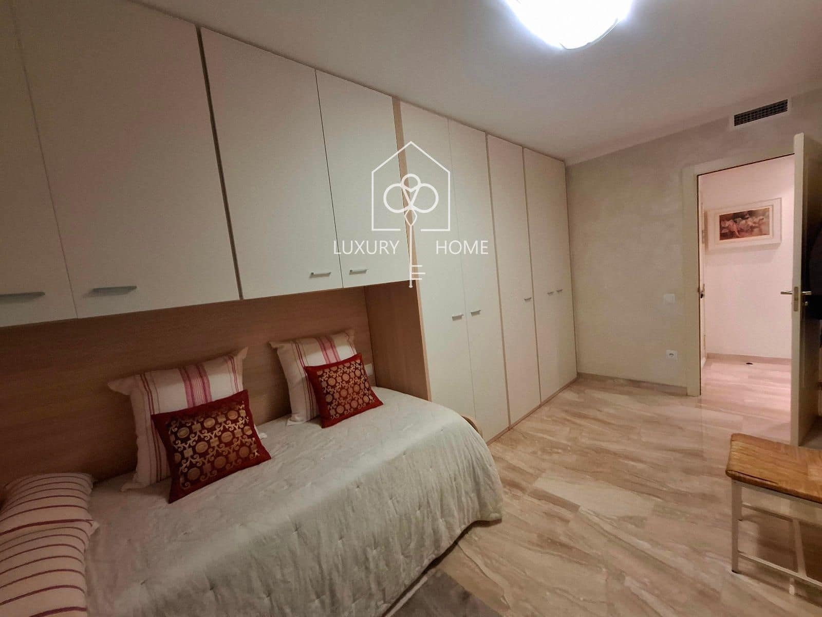4 bedroom Penthouse for sale in L'Hospitalet de Llobregat with garage - € 699,500 (Ref: 9483950)