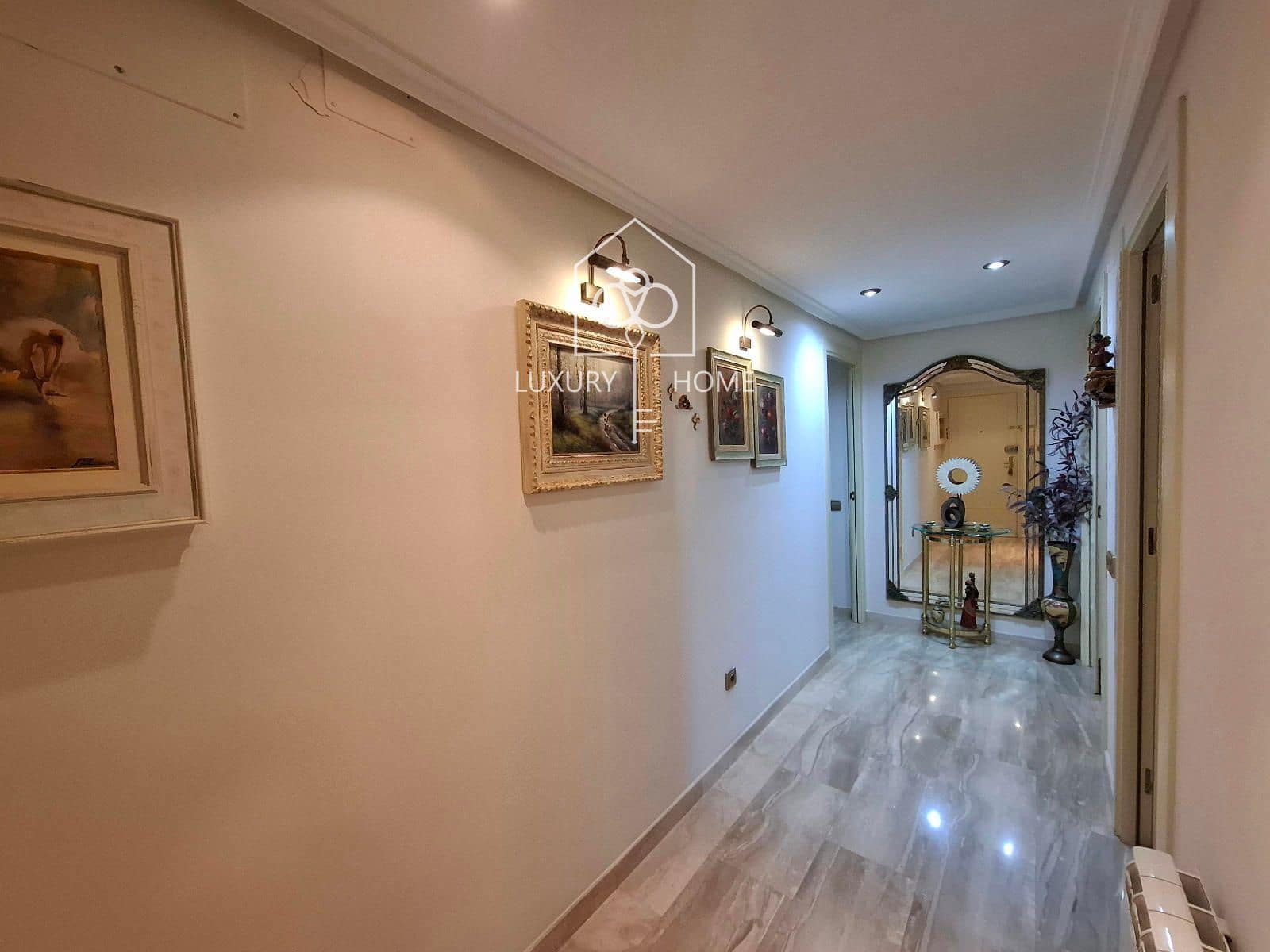 4 bedroom Penthouse for sale in L'Hospitalet de Llobregat with garage - € 699,500 (Ref: 9483950)