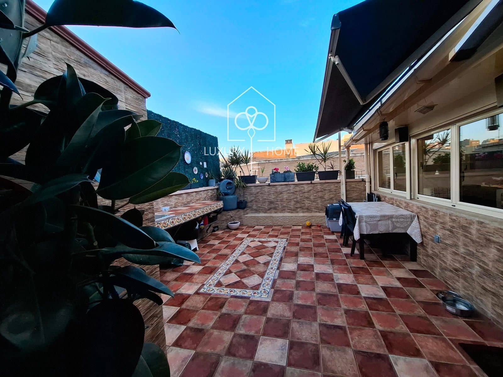 4 bedroom Penthouse for sale in L'Hospitalet de Llobregat with garage - € 699,500 (Ref: 9483950)