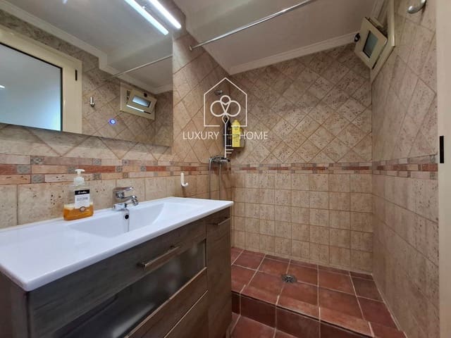 4 bedroom Penthouse for sale in L'Hospitalet de Llobregat with garage - € 699,500 (Ref: 9483950)