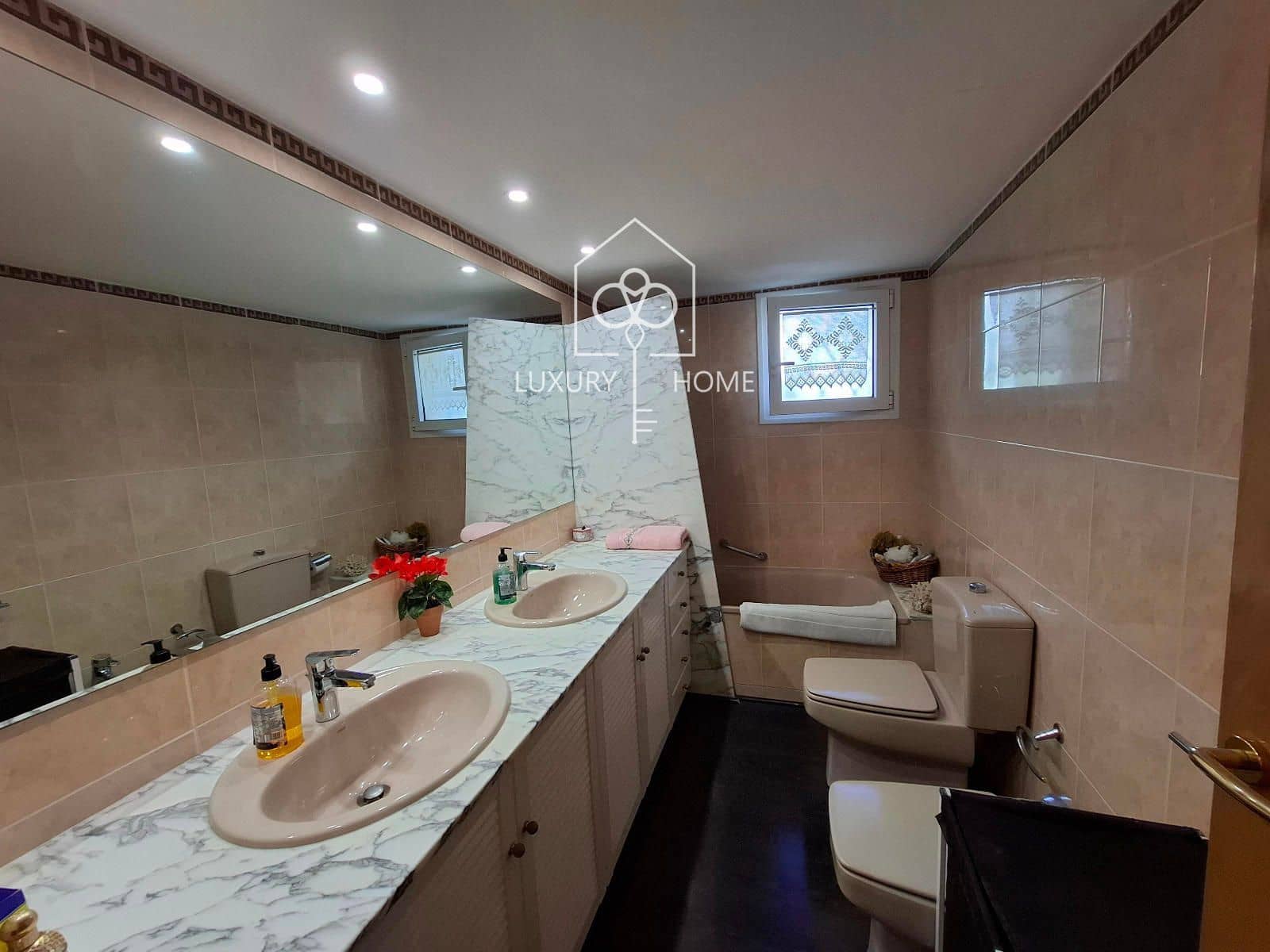 4 bedroom Villa for sale in Begues with pool garage - € 620,000 (Ref: 9483952)