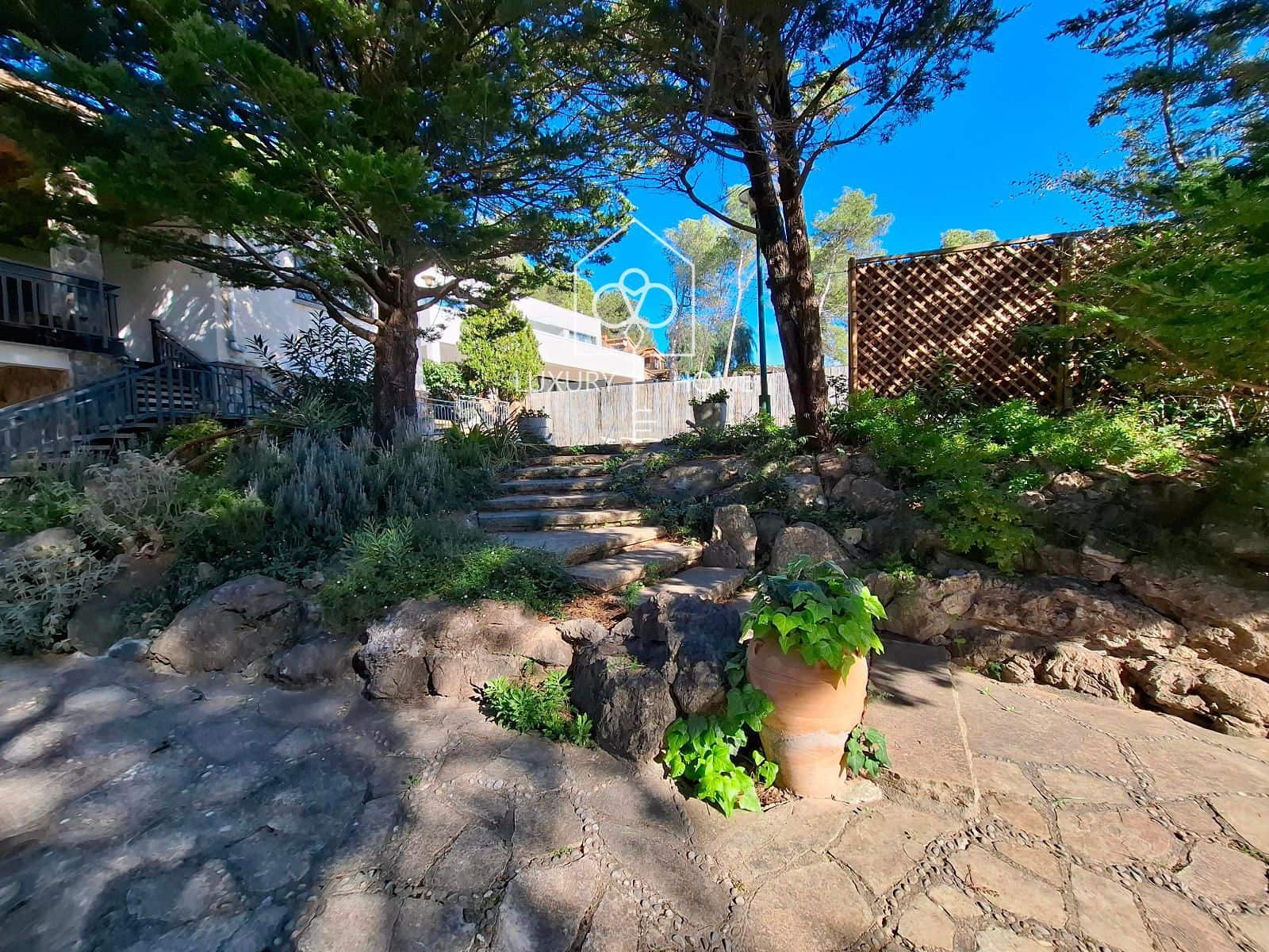 4 bedroom Villa for sale in Begues with pool garage - € 620,000 (Ref: 9483952)