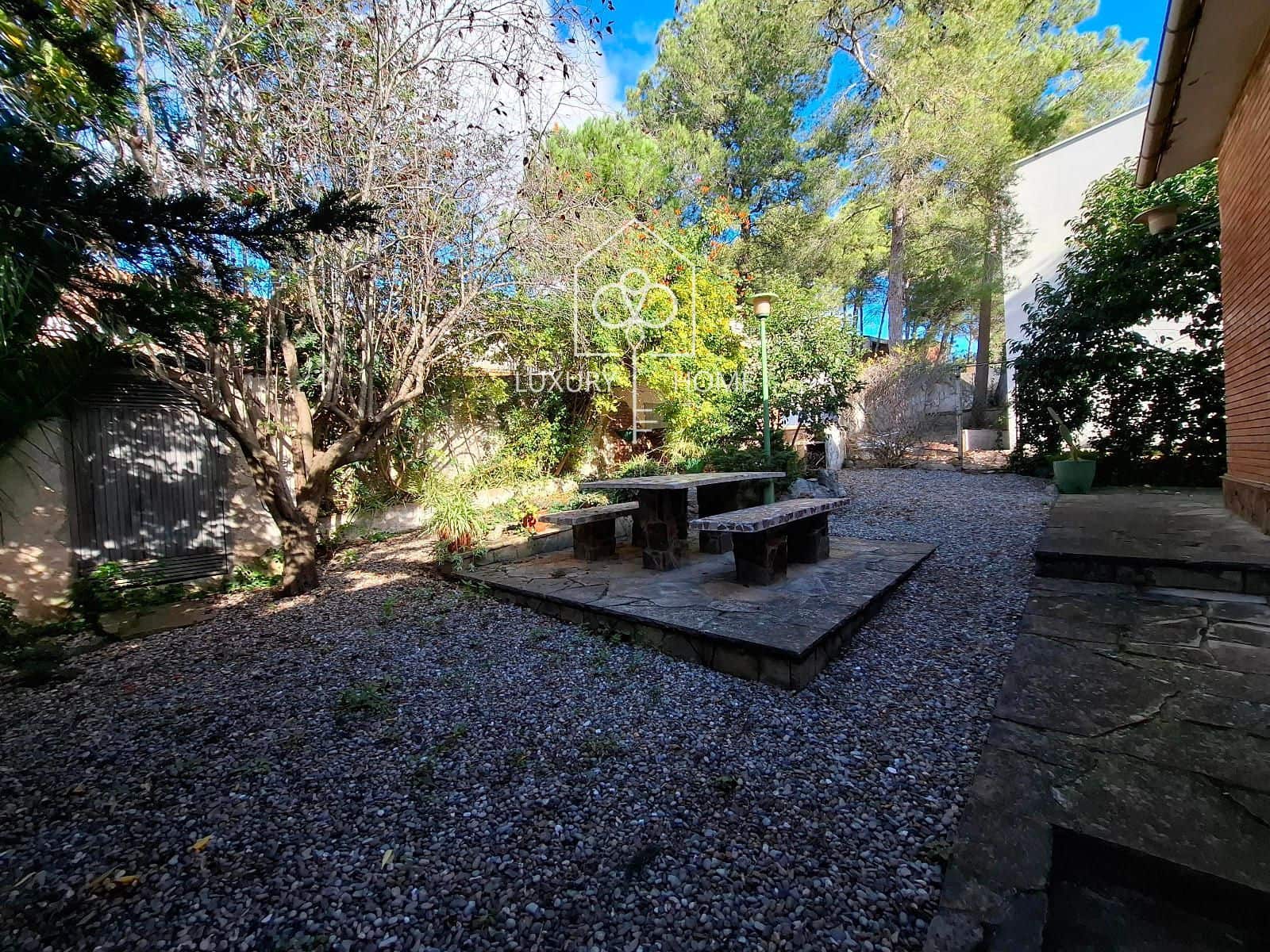 4 bedroom Villa for sale in Begues with pool garage - € 620,000 (Ref: 9483952)