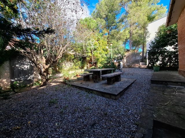 4 bedroom Villa for sale in Begues with pool garage - € 620,000 (Ref: 9483952)