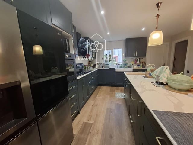 4 bedroom Villa for sale in Begues with garage - € 775,000 (Ref: 9483957)