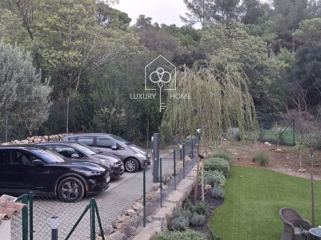 4 bedroom Villa for sale in Begues with garage - € 775,000 (Ref: 9483957)