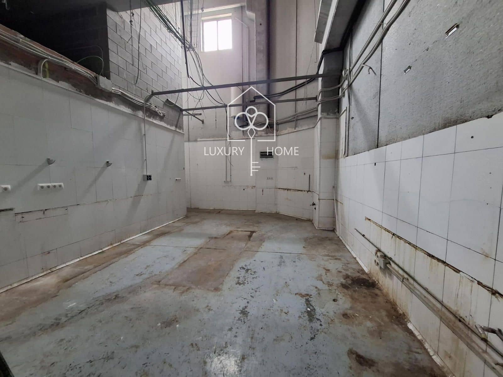 Commercial for rent in Begues - € 1,550 (Ref: 9483958)