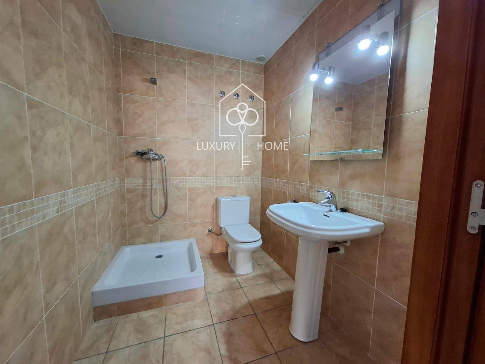 Commercial for rent in Begues - € 900 (Ref: 9483965)