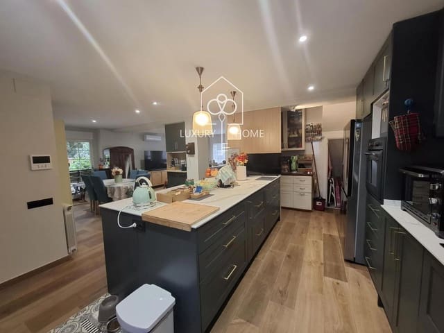 4 slaapkamer Villa te koop in Begues met garage - € 690.000 (Ref: 9827552)