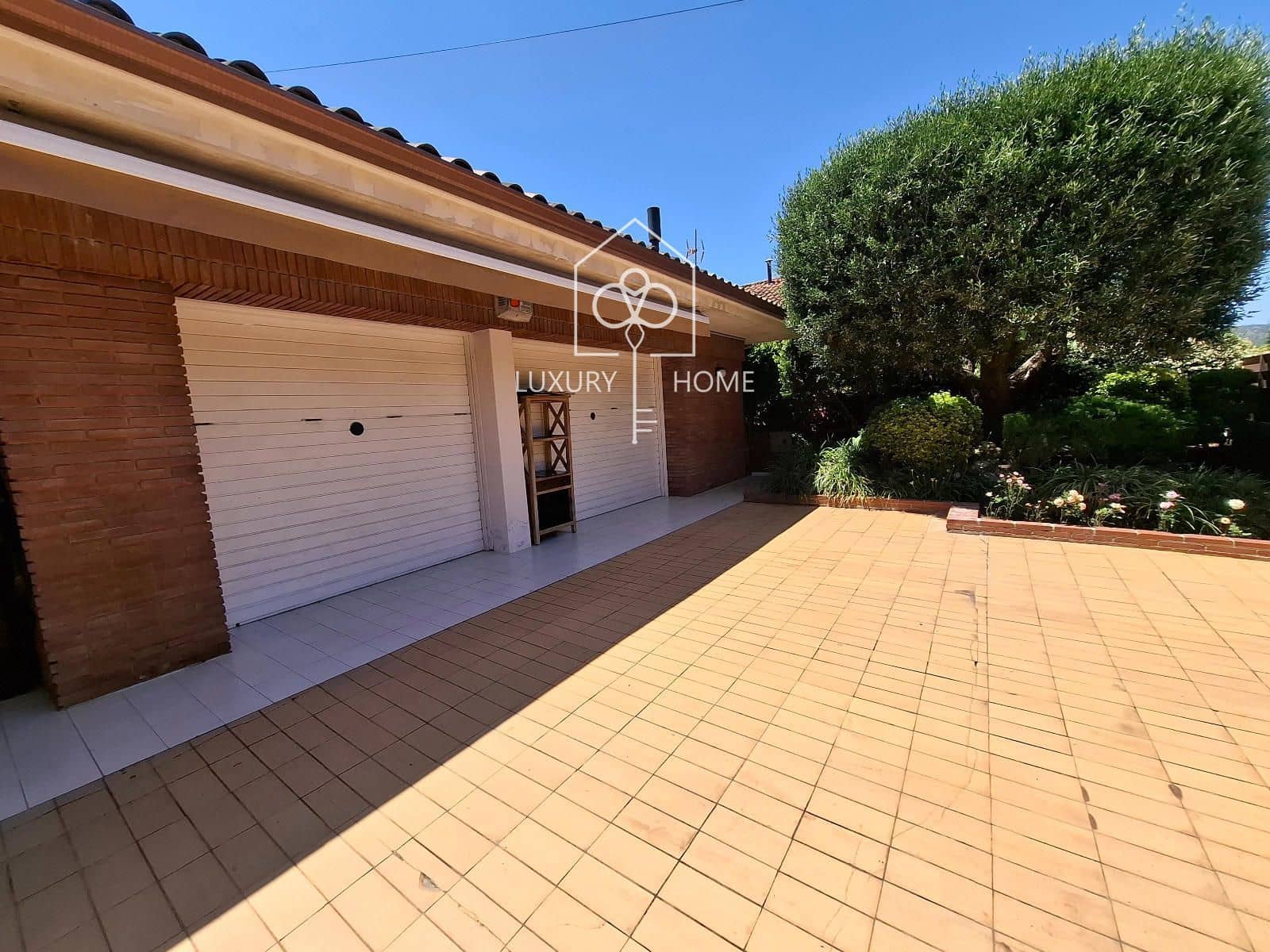 5 bedroom Villa for sale in Begues with pool garage - € 1,120,000 (Ref: 9928607)