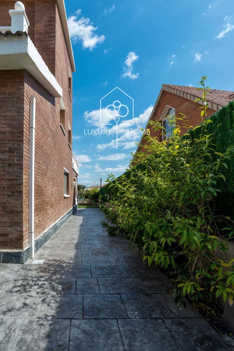 5 soveværelse Villa til salg i Viladecans med swimmingpool garage - € 890.000 (Ref: 9996390)