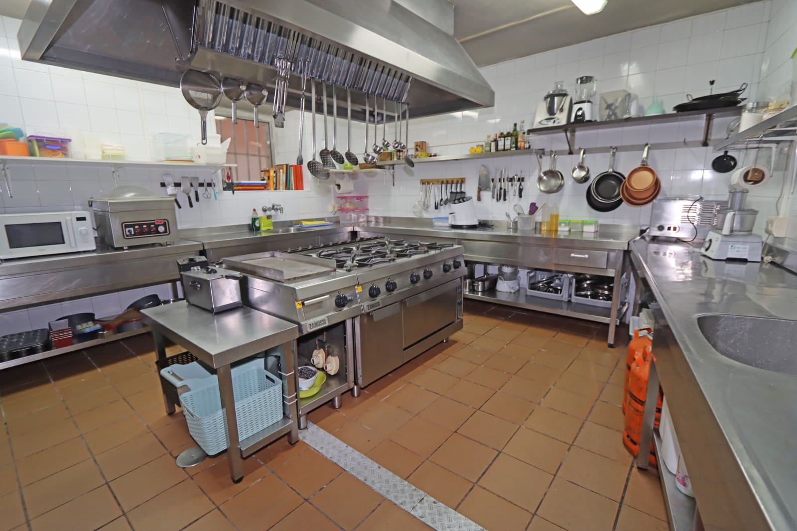 9 bedroom Hotel for sale in Caravia with garage - € 870,000 (Ref: 9412798)