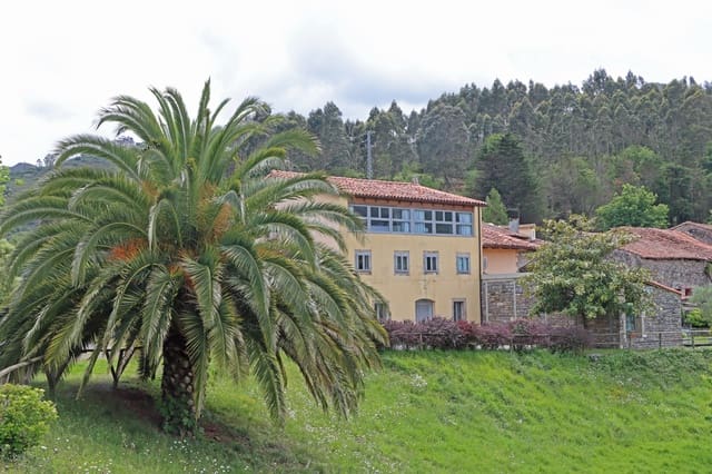 9 bedroom Hotel for sale in Caravia with garage - € 870,000 (Ref: 9412798)