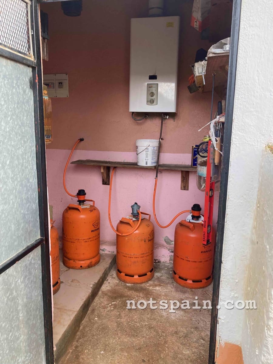 3 bedroom Finca/Country House for sale in L'Ampolla with pool - € 99,000 (Ref: 9455806)