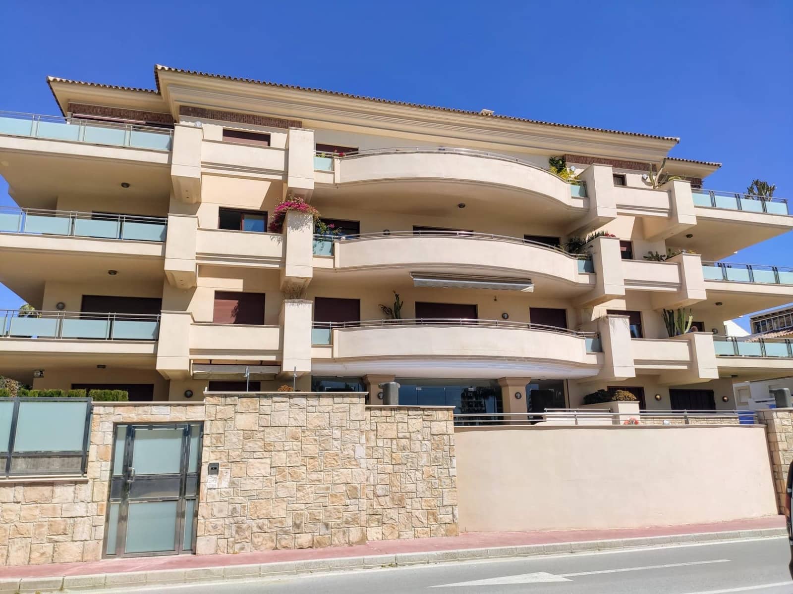 3 bedroom Apartment for sale in San Pedro de Alcantara with pool - € 999,000 (Ref: 9427542)