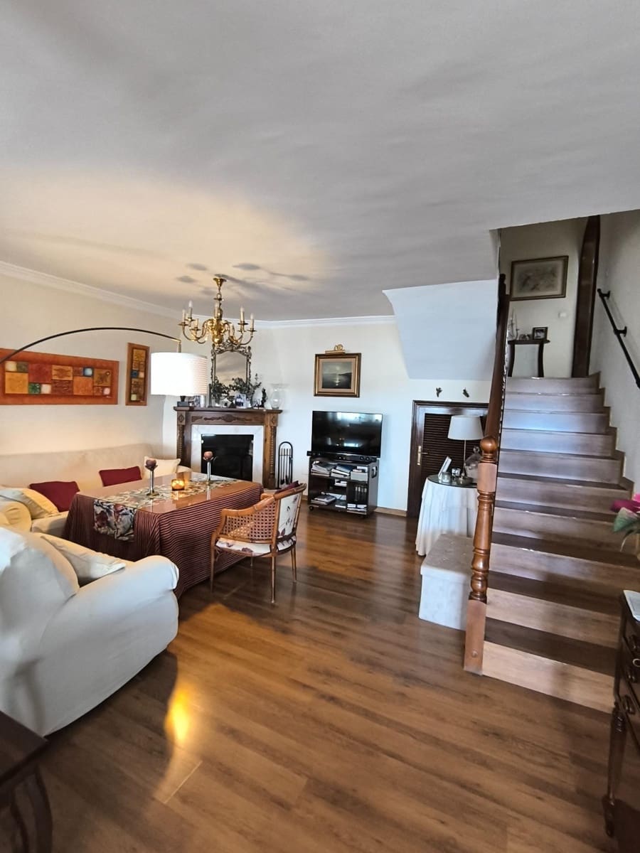 5 slaapkamer Rijtjeshuis te koop in El Coto met zwembad - € 549.900 (Ref: 9449423)