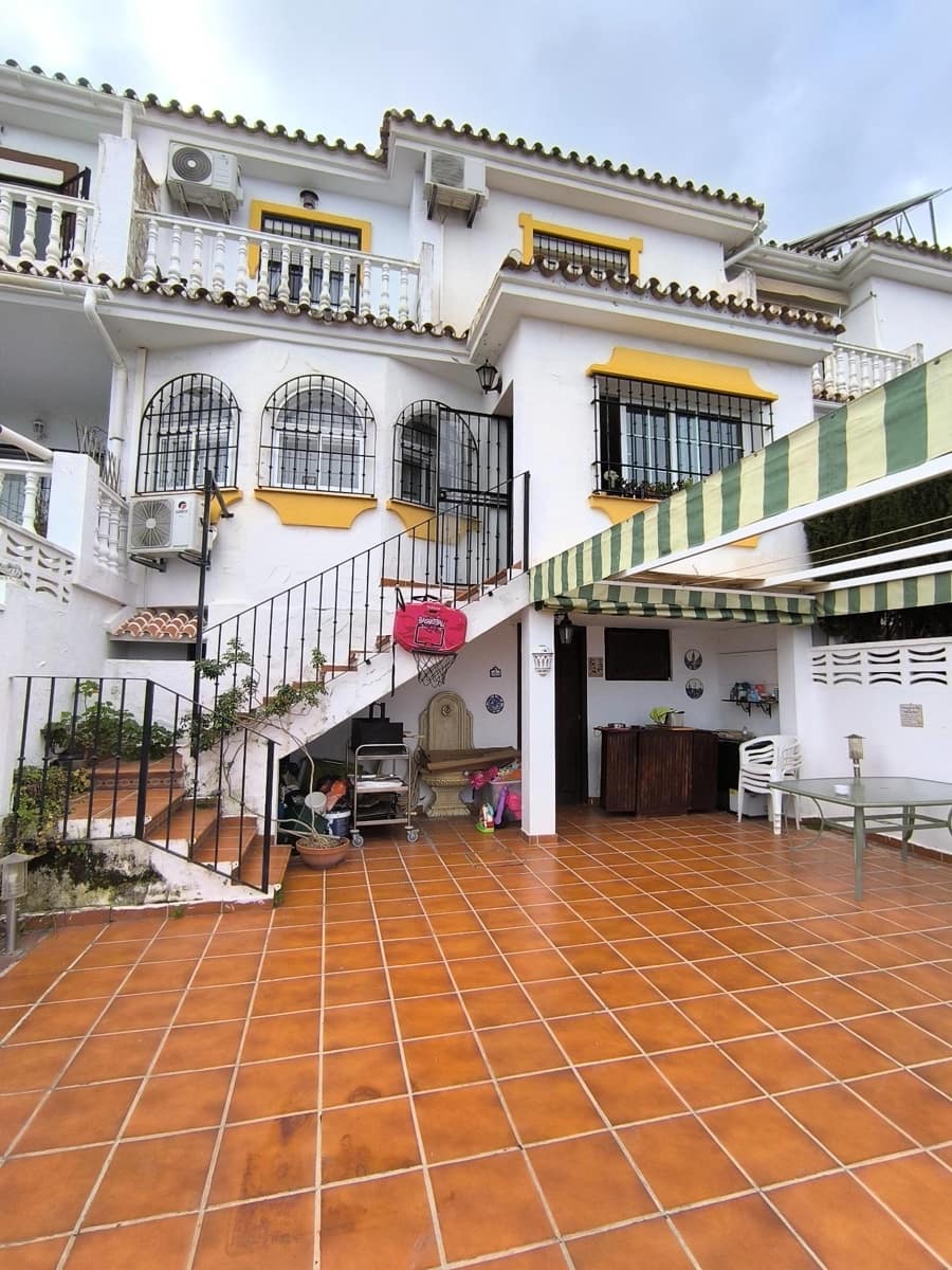 5 slaapkamer Rijtjeshuis te koop in El Coto met zwembad - € 549.900 (Ref: 9449423)