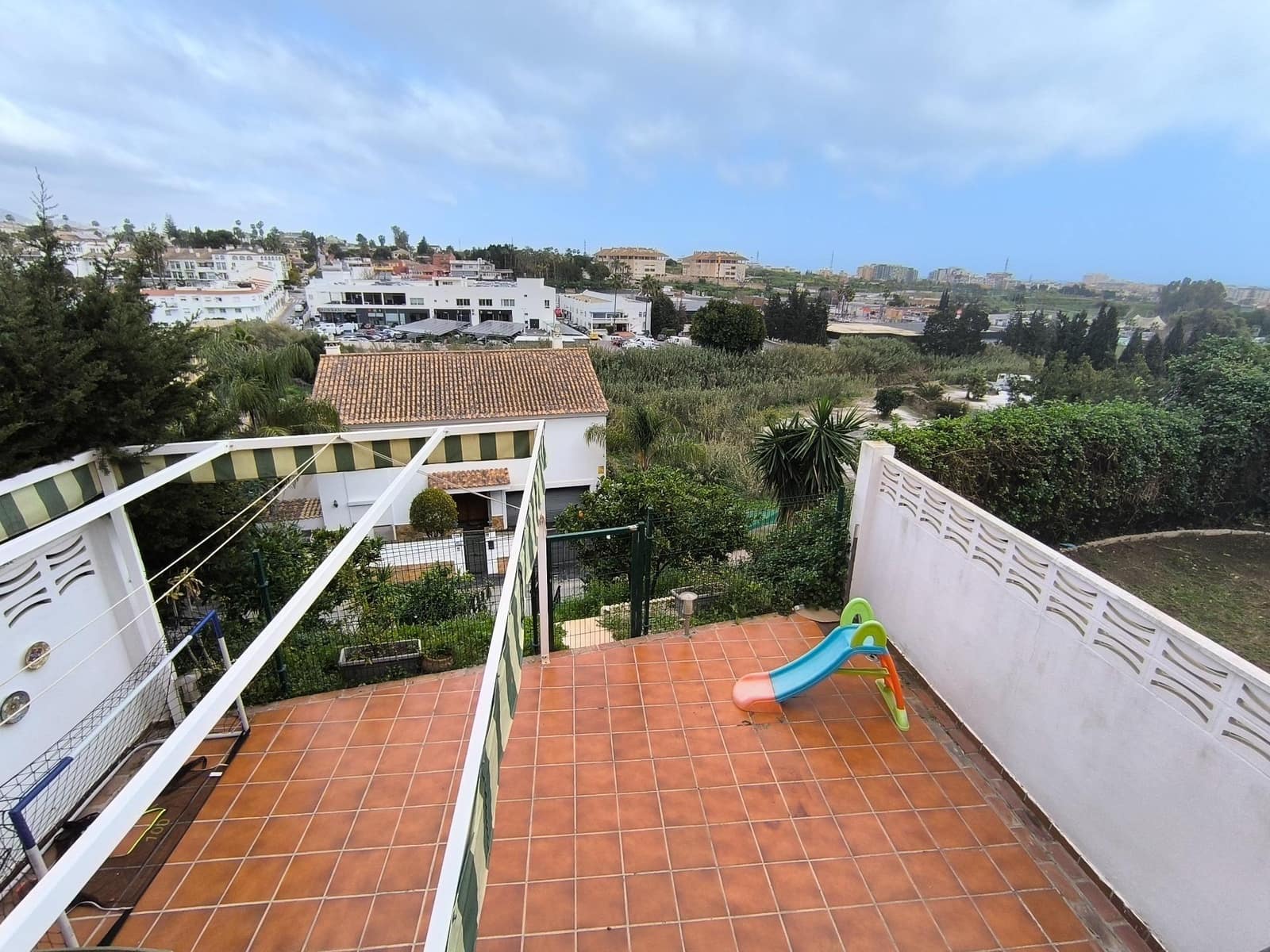 5 slaapkamer Rijtjeshuis te koop in El Coto met zwembad - € 549.900 (Ref: 9449423)