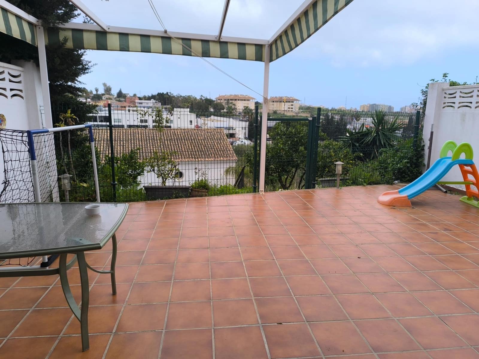 5 slaapkamer Rijtjeshuis te koop in El Coto met zwembad - € 549.900 (Ref: 9449423)