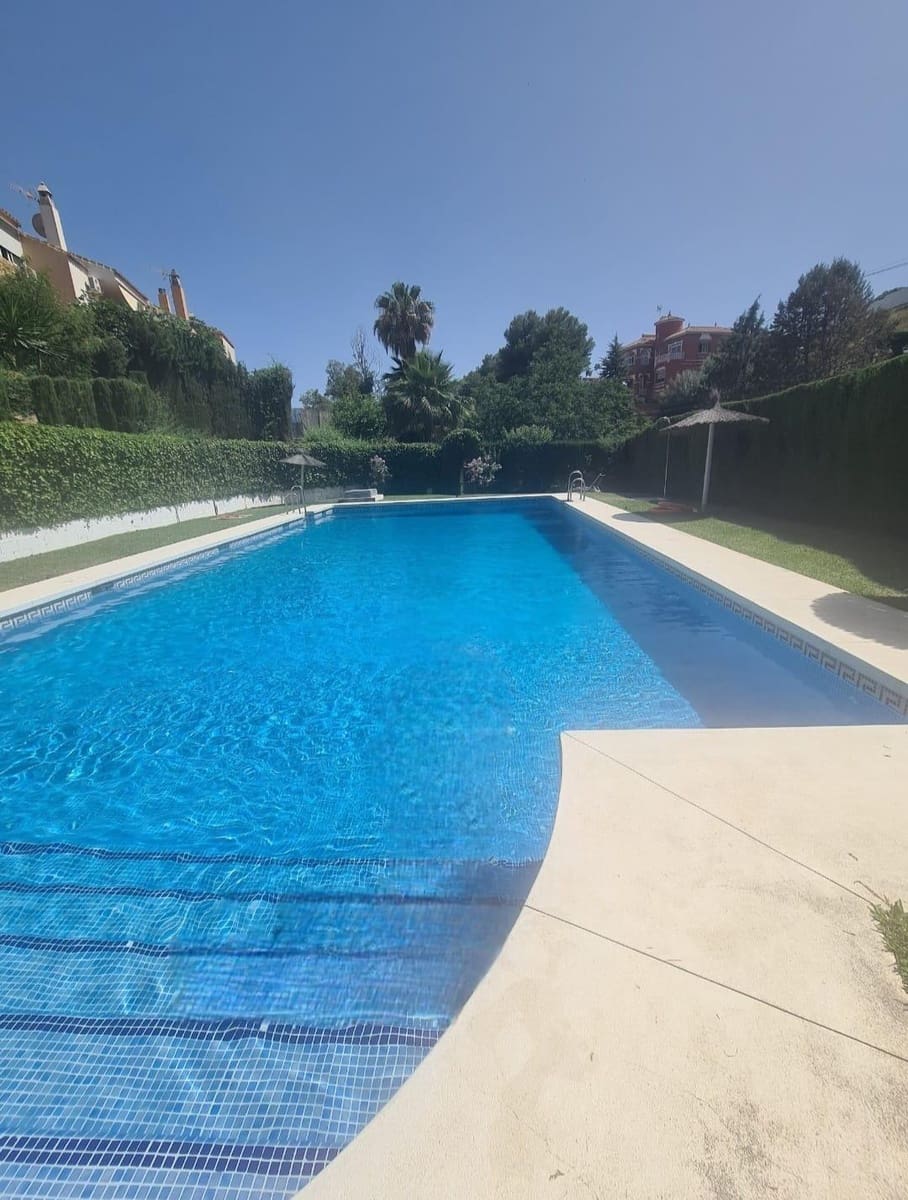 3 slaapkamer Rijtjeshuis te koop in El Coto met zwembad - € 350.000 (Ref: 9449427)