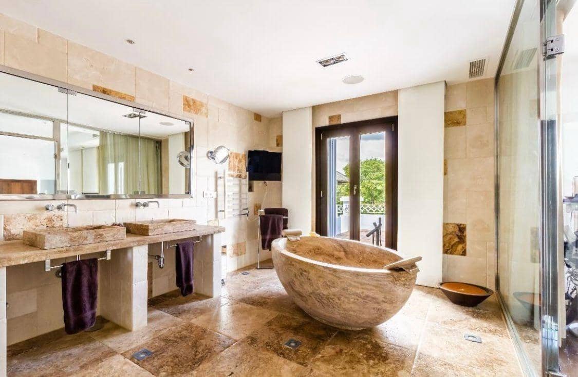 6 bedroom Villa for sale in Sotogrande with pool garage - € 2,695,000 (Ref: 9449428)