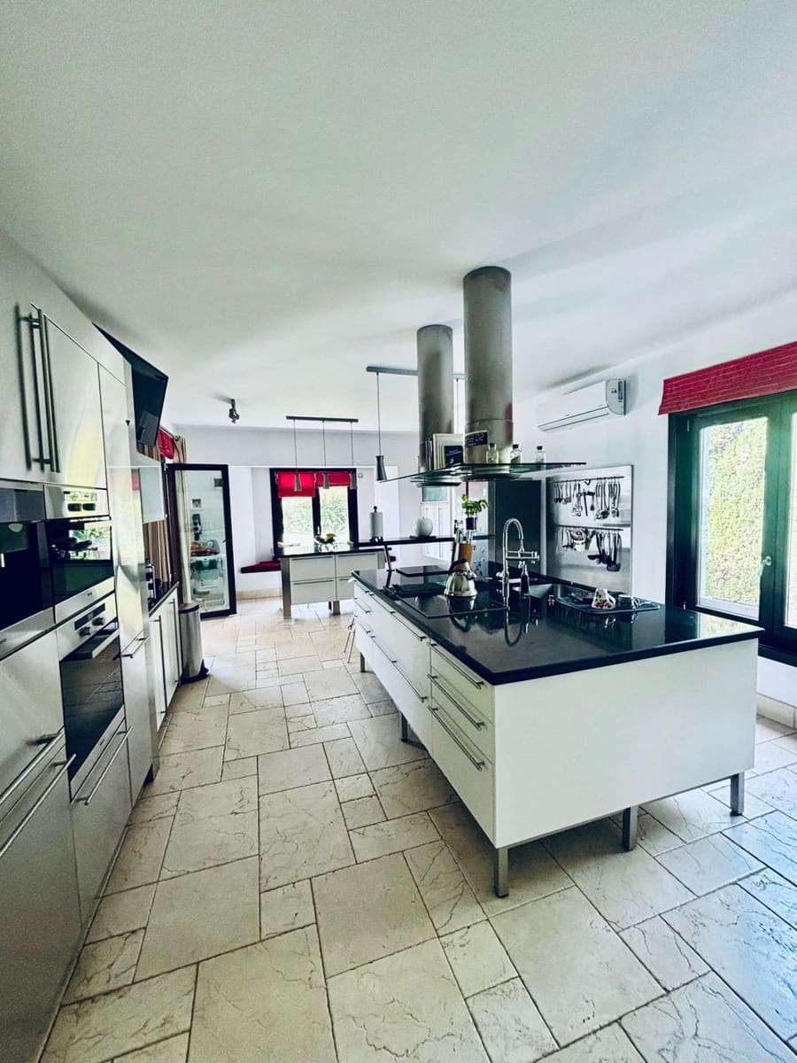 6 bedroom Villa for sale in Sotogrande with pool garage - € 2,695,000 (Ref: 9449428)