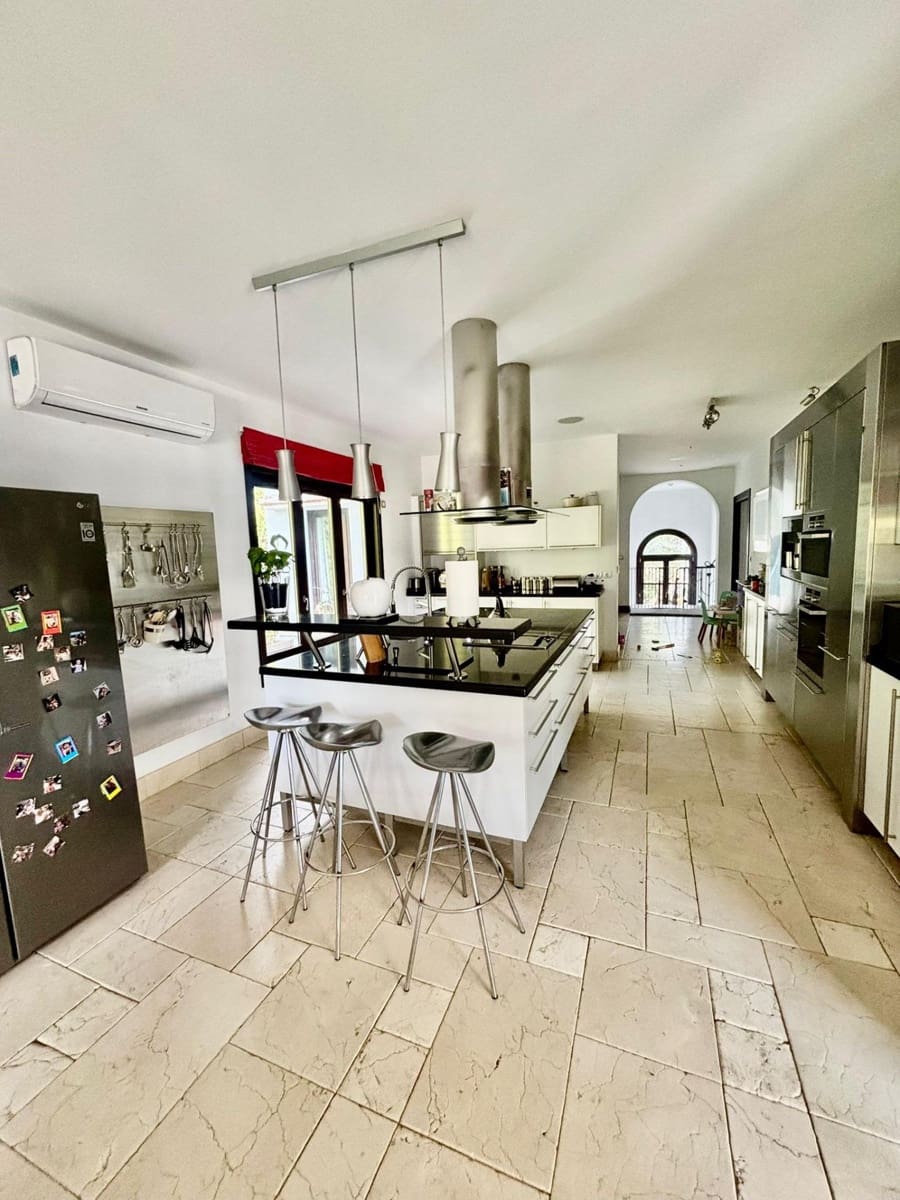 6 bedroom Villa for sale in Sotogrande with pool garage - € 2,695,000 (Ref: 9449428)