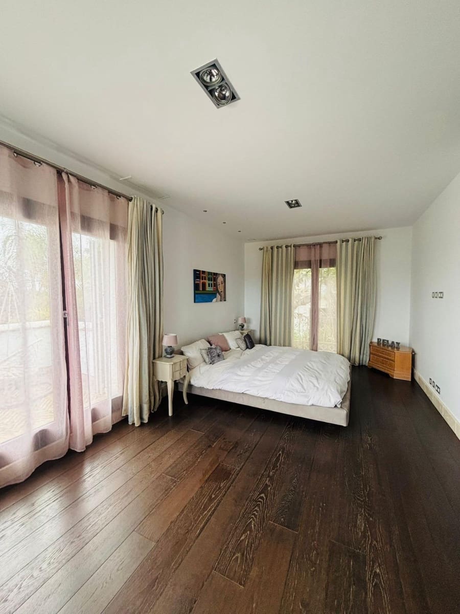 6 bedroom Villa for sale in Sotogrande with pool garage - € 2,695,000 (Ref: 9449428)